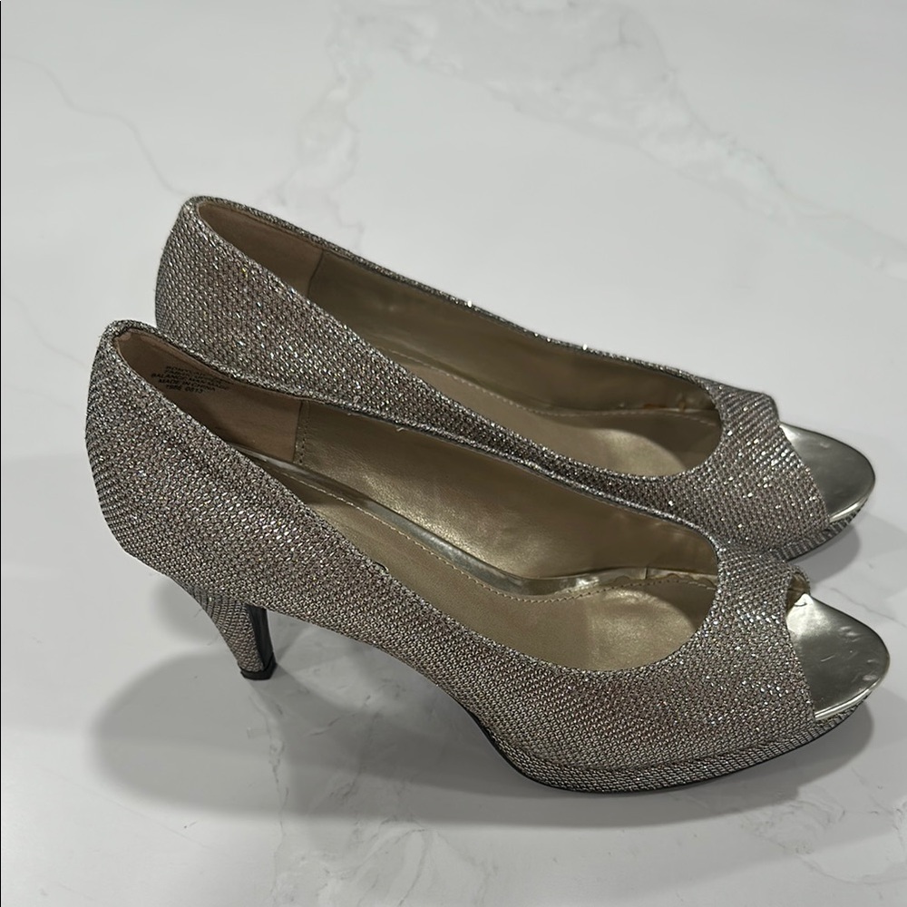 Bandolino Women's Silver Peep-Toe Heels Size 7.5 - Picture 5 of 10